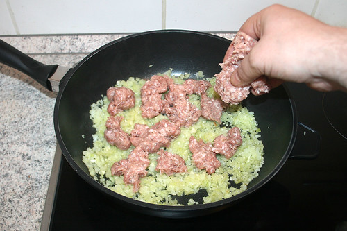 18 - Bratwurst-Brät hinzufügen / Add sausage meat