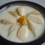 Buttermilchsuppe mit Grießklößen und Birne
