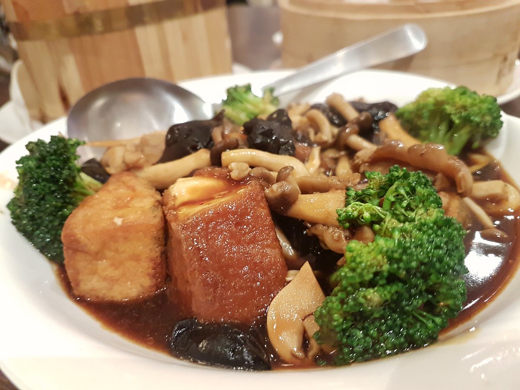 蚝皇休菌扒菠菜豆腐 Stewed spinach tofu with wild mushroom @ 龙的传人 Dragon-i Sunway Pyramid