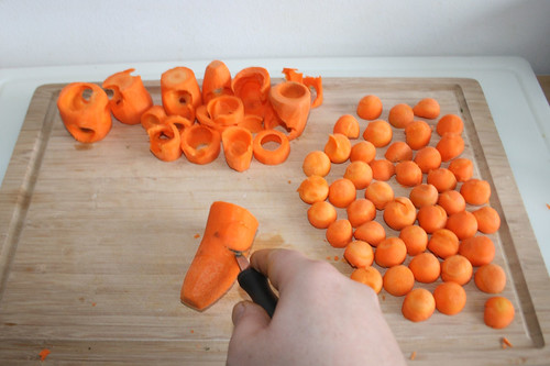 40 - Perlen aus Möhren ausstechen / Cut out pearls from carrots