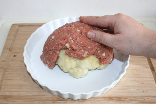 28 - Blumenkohl mit Hackfleisch ummanteln / Coat cauliflower with ground meat
