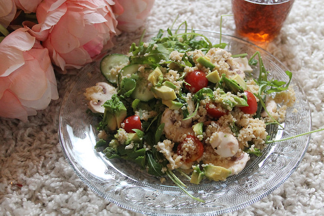 salat-sommer-gericht-healthy-gesund-food-modeblog-fashionblog-fitnessblog-lecker-avocado-healthy-rucola-couscous-salat