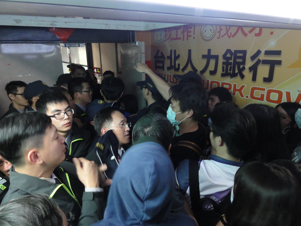 工會會員和警方在勞動局門口一度爆發推擠。（攝影：張智琦）