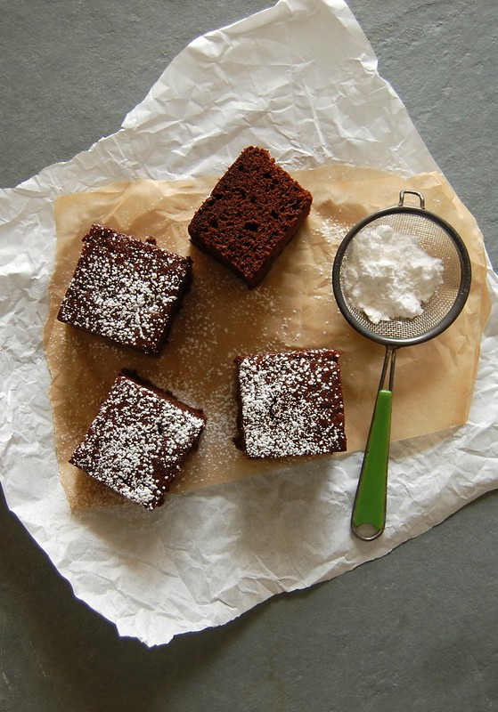 Chocolate Ovaltine snacking cake / Bolo de chocolate e Ovomaltine para o lanche