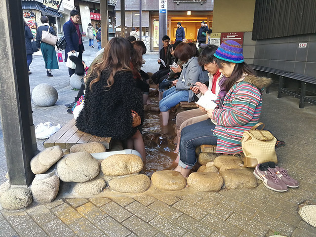 Soak your feet at the side of Arima's streets. What bliss!?