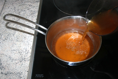22 - Fleischbrühe in Topf erhitzen / Heat up meat broth in pot