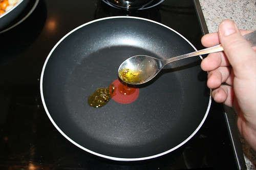 63 - Marinade in Pfanne erhitzen / Heat up some marinade in pan