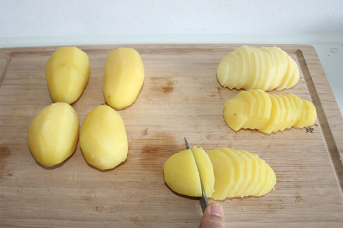 19 - Kartoffeln in Scheiben schneiden / Cut potatoes in slices