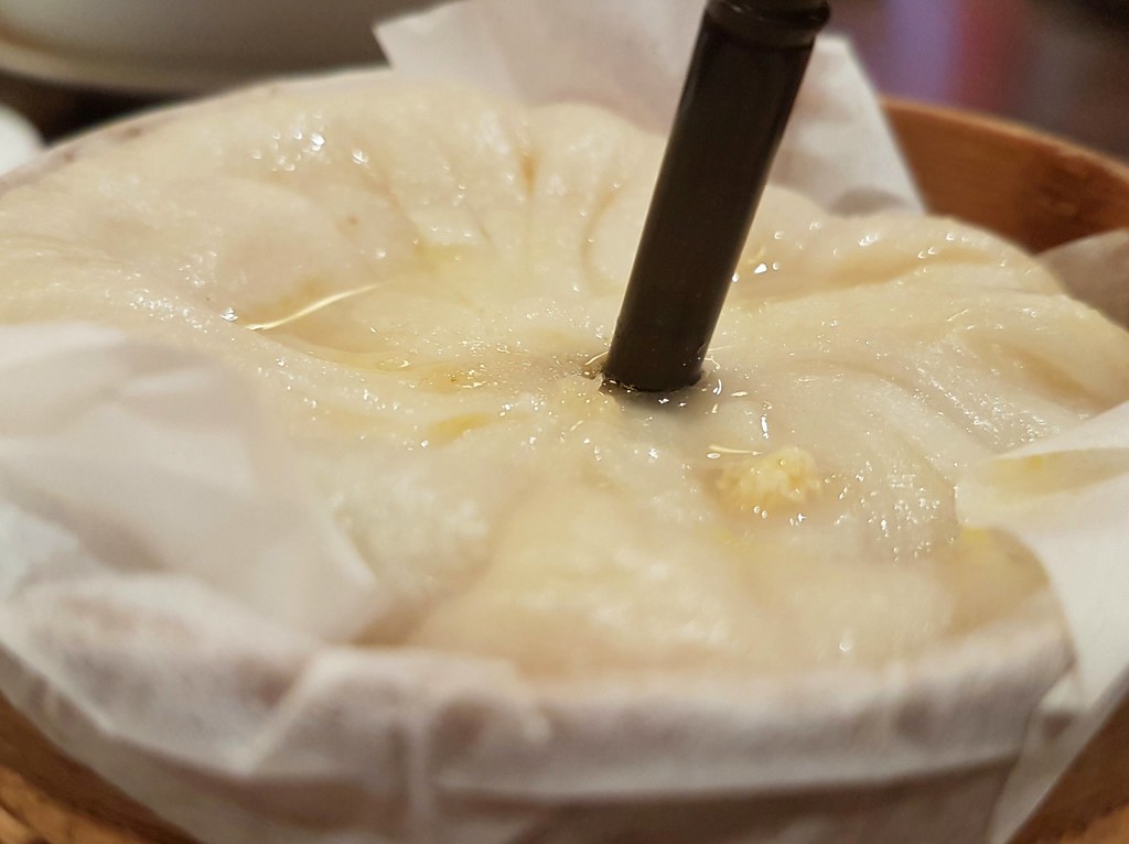 蟹皇罐汤包 Steam meat dumpling in crab roe soup $10 @ 龙的传人 Dragon-i Sunway Pyramid