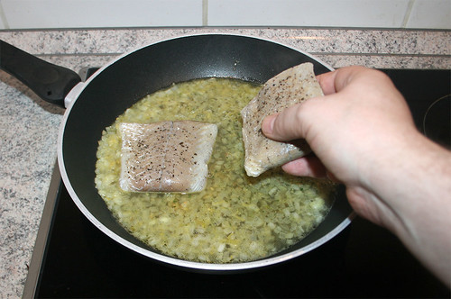 45 - Seelachsfilet in Pfanne geben / Put coalfish in pan