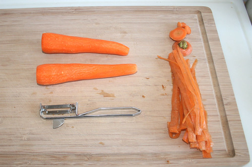 24 - Möhren schälen / Peel carrots