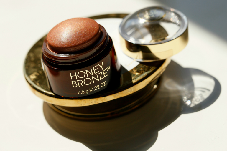 The Body Shop Honey Bronze Highlighting Dome Bronze, the body shop, the body shop honey bronze, The Body Shop Honey Bronze Highlighting Dome, highlighter, The Body Shop Honey Bronze Highlighting Dome review, the body shop summer 2015, fashion blogger, beautyblog, fashion is a party