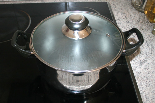 13 - Topf mit Wasser aufsetzen / Bring water to a boil