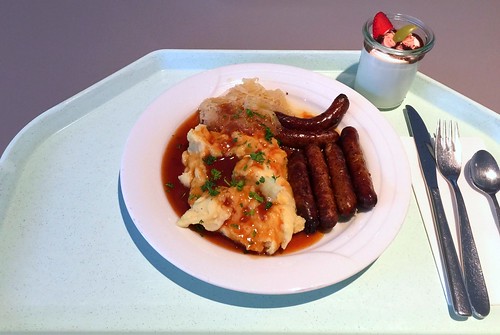 Fried sausages with gravy, sauerkraut & mashed potatoes &#x2F; Nürnberger Rostbratwürste mit Bratensauce, Sauerkraut & Kartoffelpüree