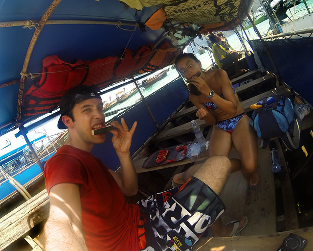 Comiendo sandía en el longtail que nos llevó a las islas phi phi en Tailandia