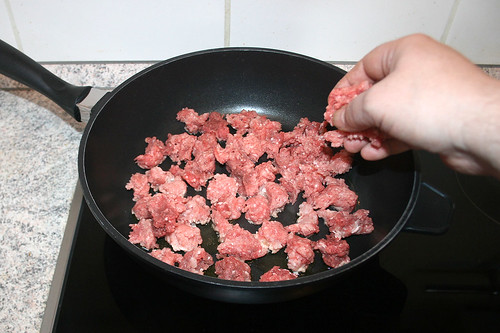 07 - Hackfleisch in Pfanne geben / Put ground meat in pan