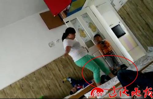 Shenyang, a kindergarten teacher, were found beaten up deaf-and-dumb children: picking up children dropping consecutive kicks