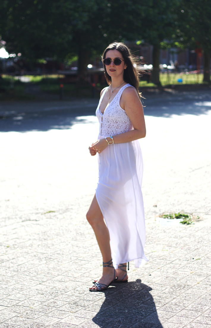 Outfit: festival style in white lace maxi dress