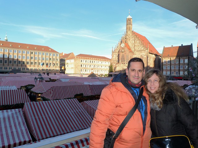 Sele y Rebeca en la Plaza del Mercado de Núremberg durante la Navidad