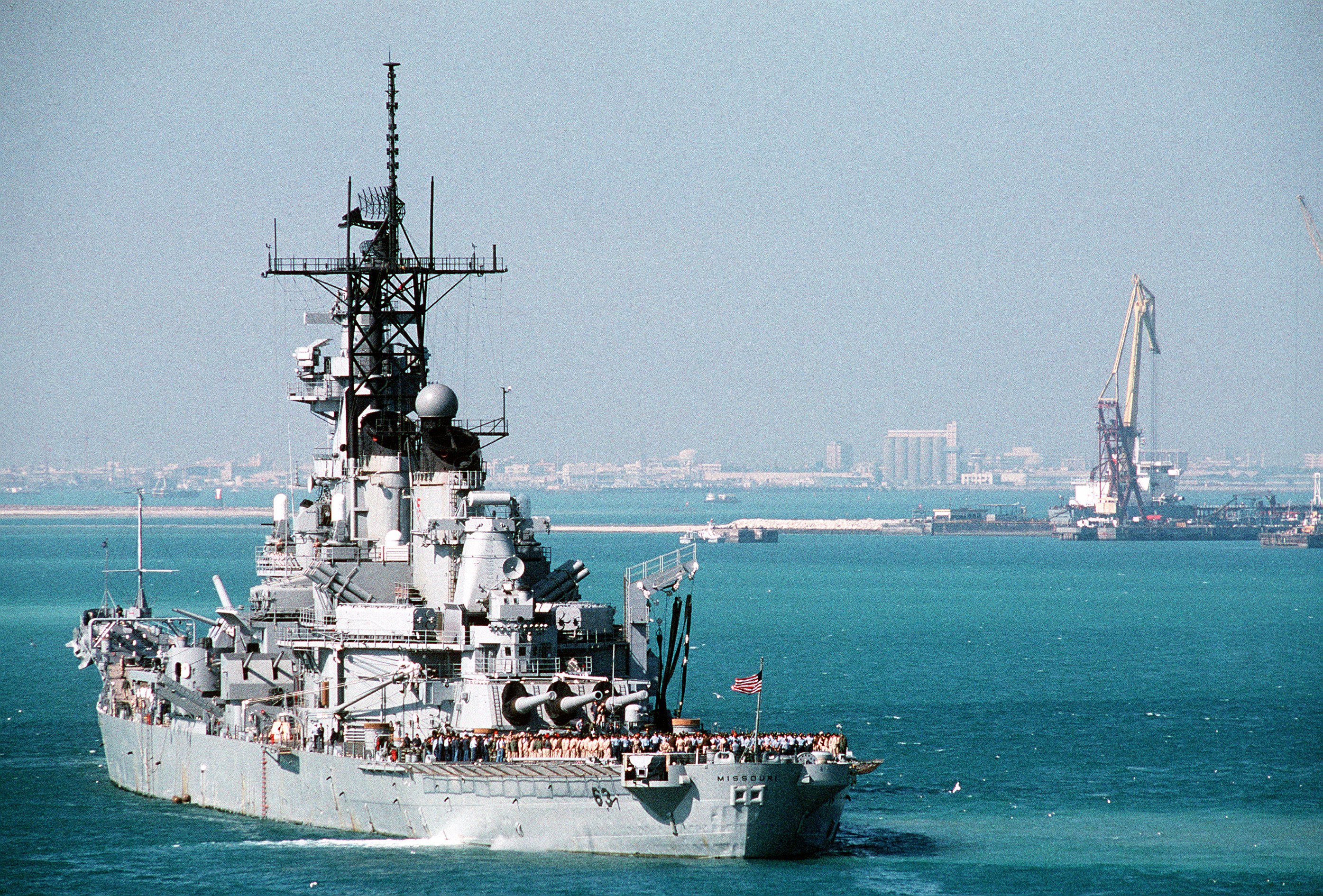 The battleship USS Missouri (BB-63) lies at anchor in a Persian Gulf ...