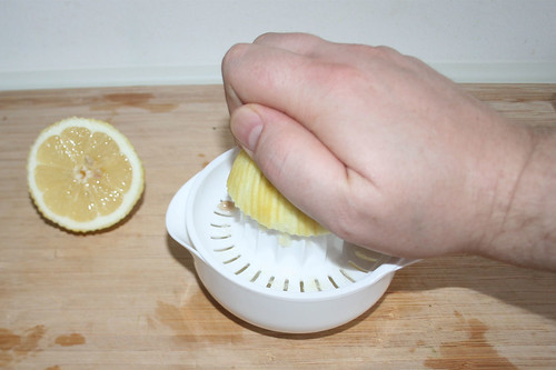 35 - Zitrone auspressen / Squeeze lemon