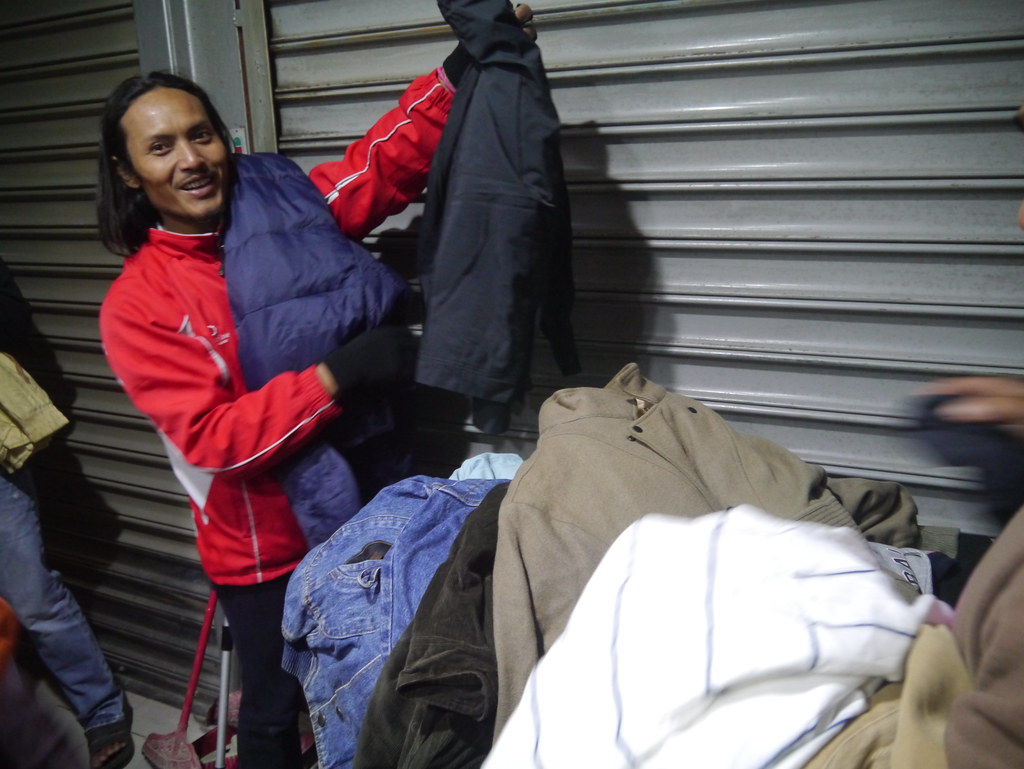 稍晚前來的印尼漁工看到成堆的冬衣，也露出開心笑容。（攝影：Asuka Lee）