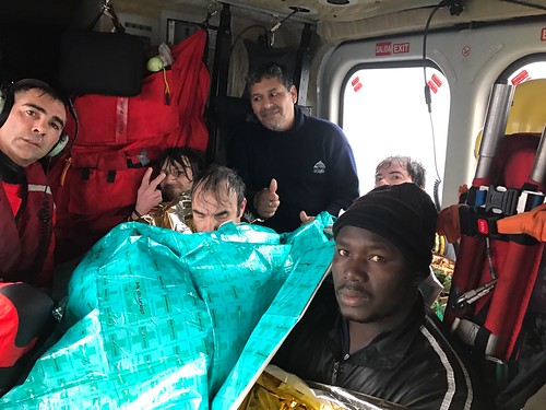 7 tripulantes rescatados por el Helimer 211 de SASEMAR basado en Gijón a bordo...