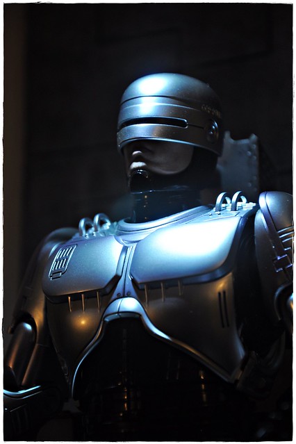Hot Toys MMS203 - Robocop with Mechanical Chair (Docking Station)