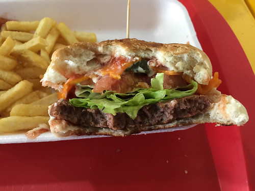 150 - Cheeseburger Querschnitt - Cafeteria Busbahnhof Santo Domingo