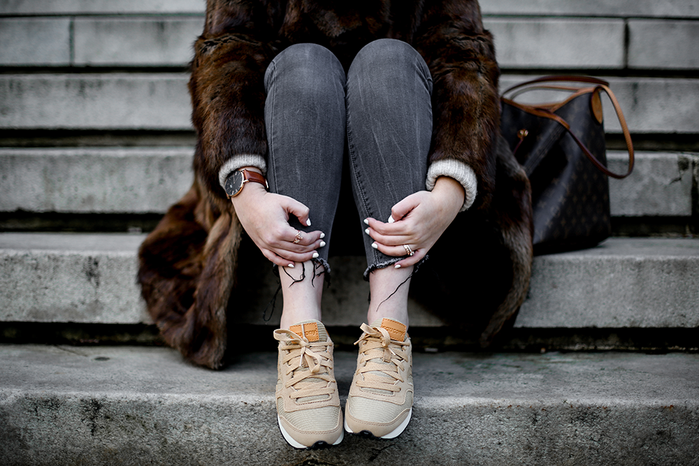 vintage-fur-coat-saucony-sneakers-look-myblueberrynightsblog2