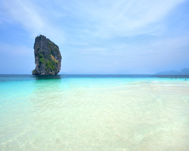 Una de las postales más famosas de la playa de Poda Island en Tailandia