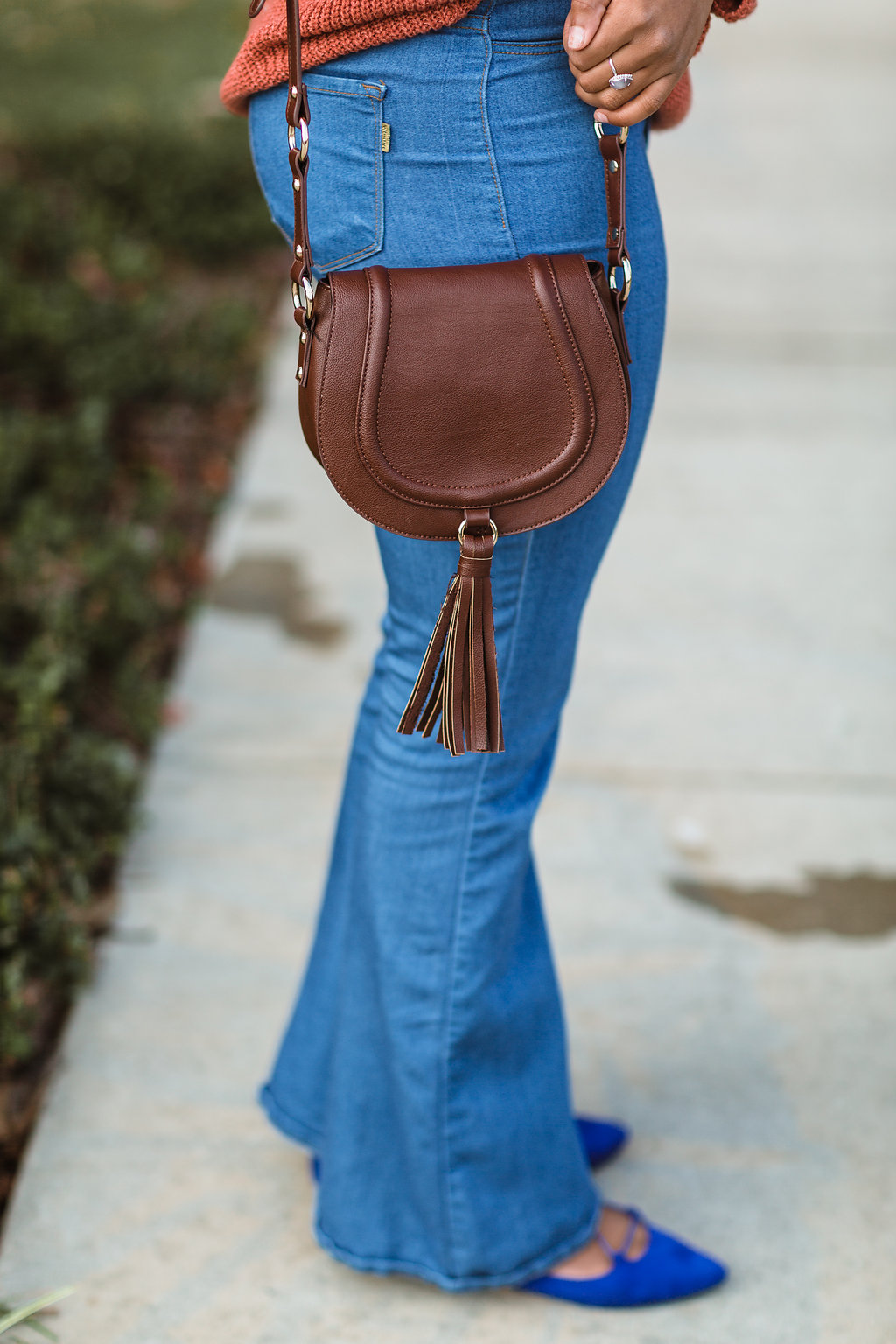 how to wear a saddle bag