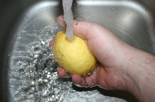 33 - Zitrone waschen / Wash lemon