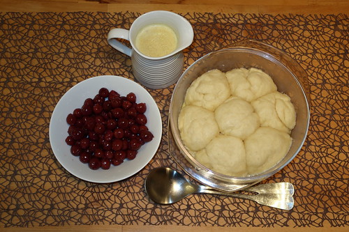 Dampfnudeln mit Vanillesoße und Kirschen