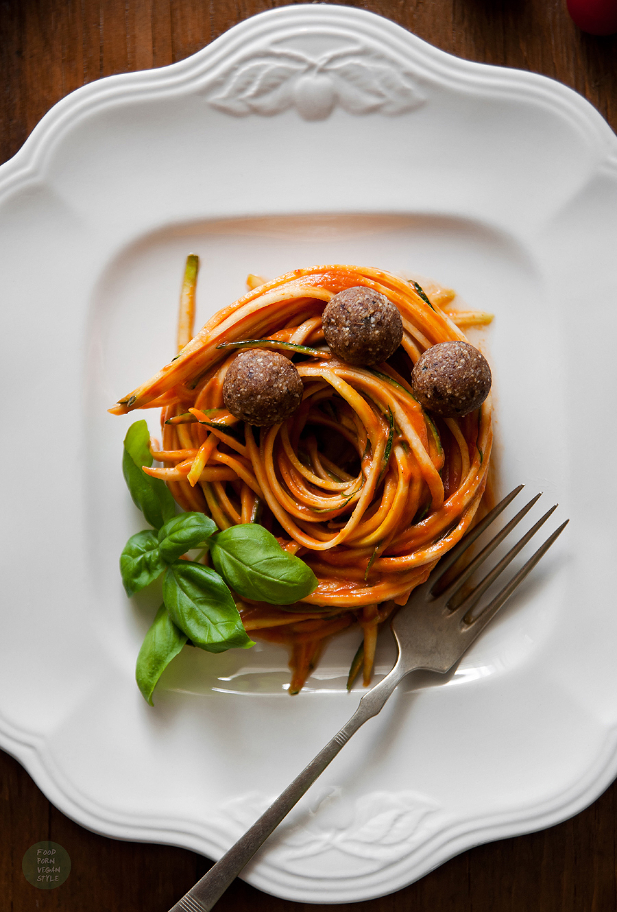 Raw zucchini spaghetti with "meatballs" and a tomato-pepper sauce