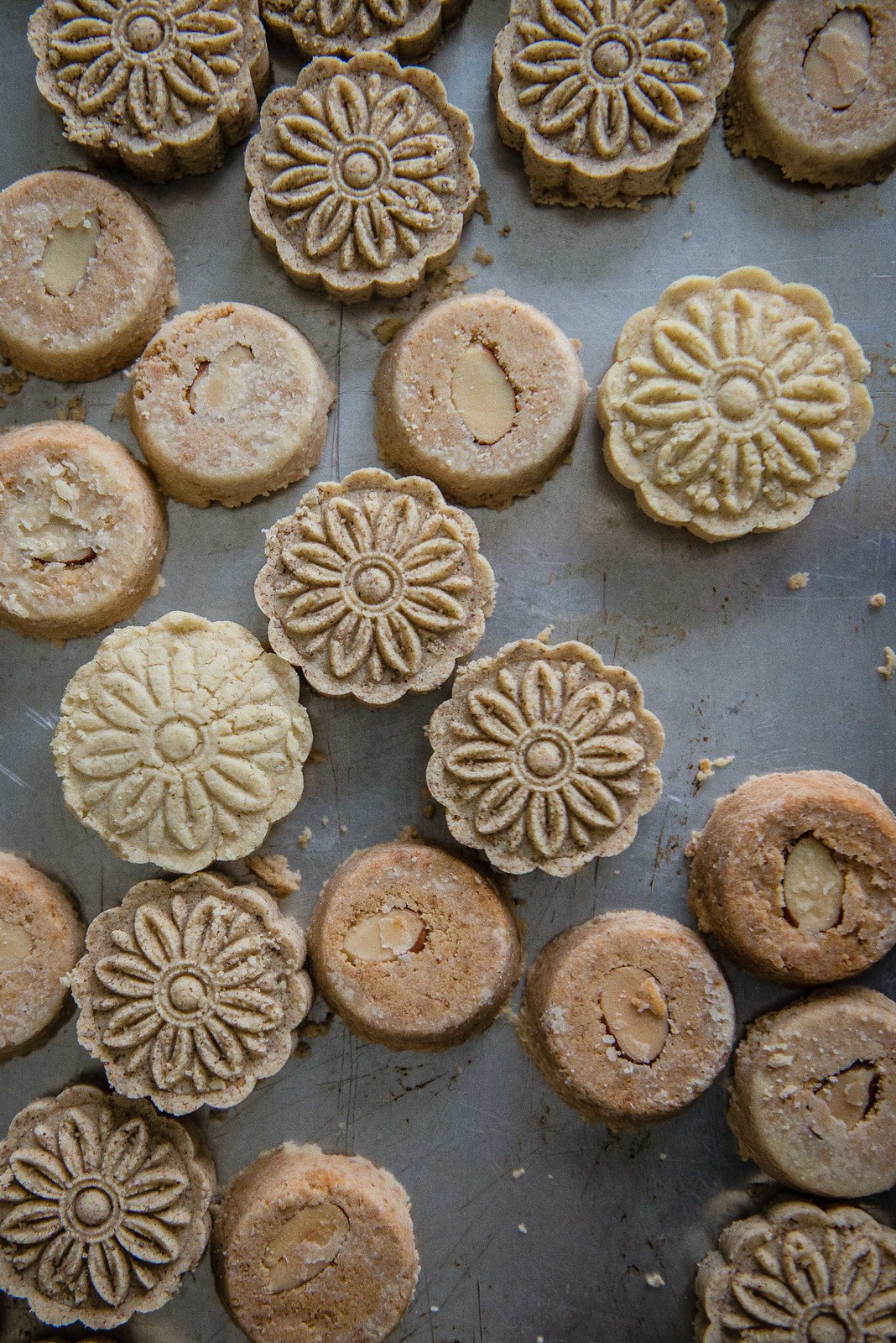 macau-style almond cookies | two red bowls