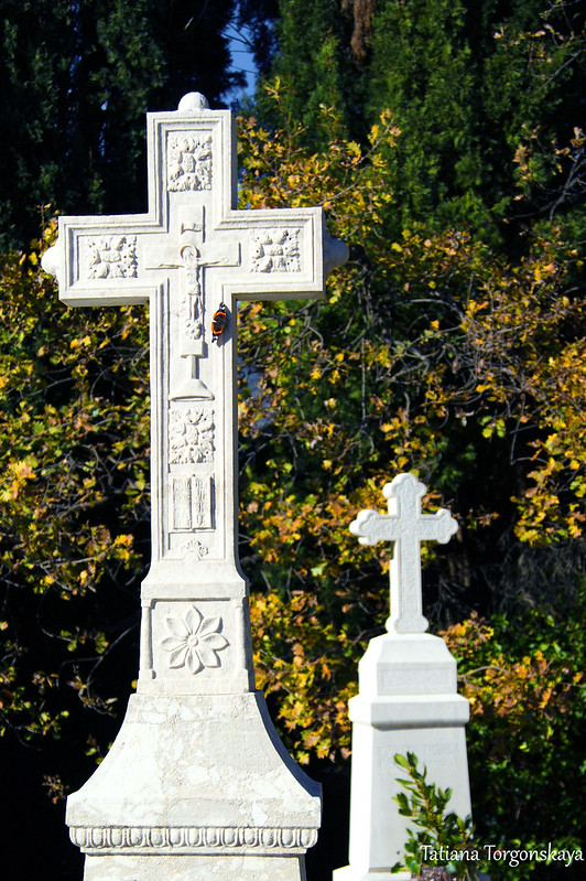 Надгробный памятник на церковном кладбище