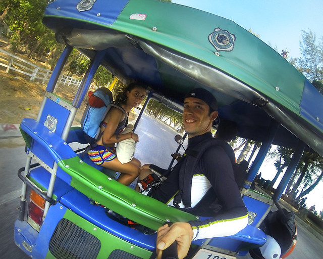 En tuktuk por las calles de Ao Nang en Tailandia