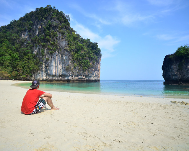 Sentado en la playa de Koh Hong Island