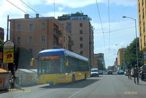 filobus Neoplan n°04 in via Emilia Est - linea 7