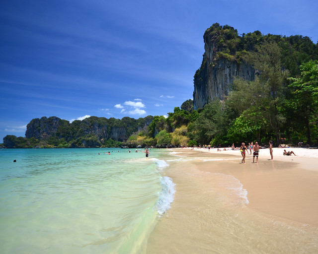 Orilla de aguas cristalinas de Railay Beach, una de las playas más preciosas de Tailandia