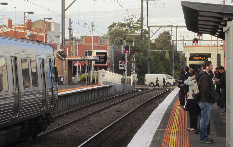 Bentleigh station and level crossing