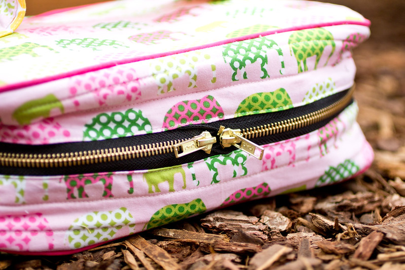 making :: handmade style {zipper detail - how to use two zippers}