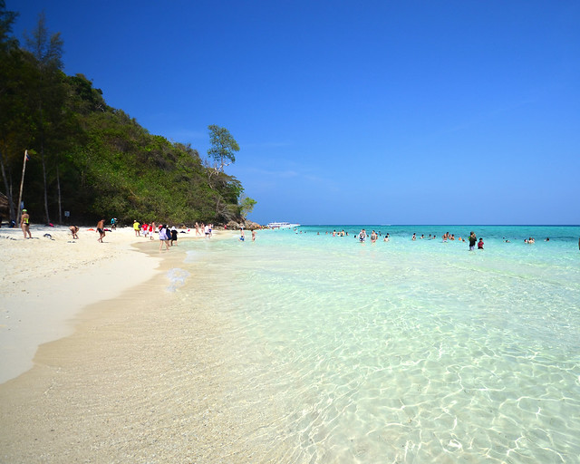 Cristalinas aguas de Bamboo Island, una de las mejores playas que visitar en Tailandia