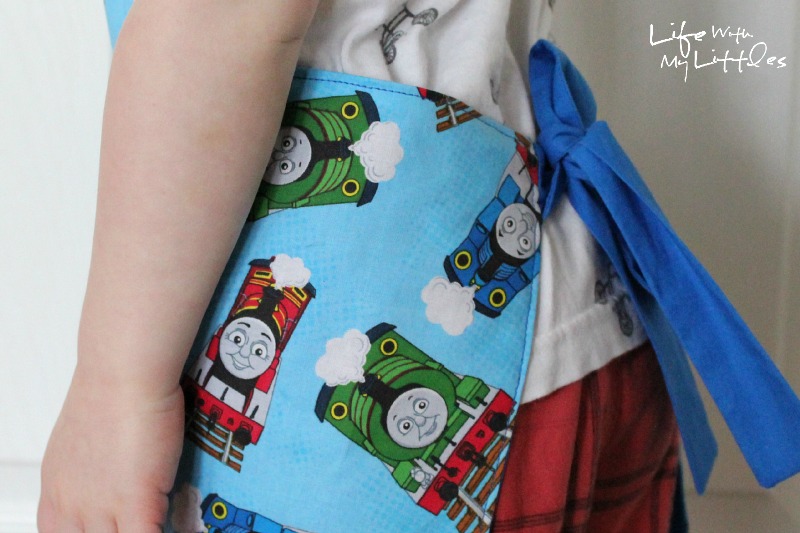 This toddler apron is so cute and easy! The pattern and tutorial are free, and you can pick your own fabric so your toddler will love it!