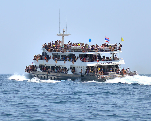 Barco de turistas en Tailandia