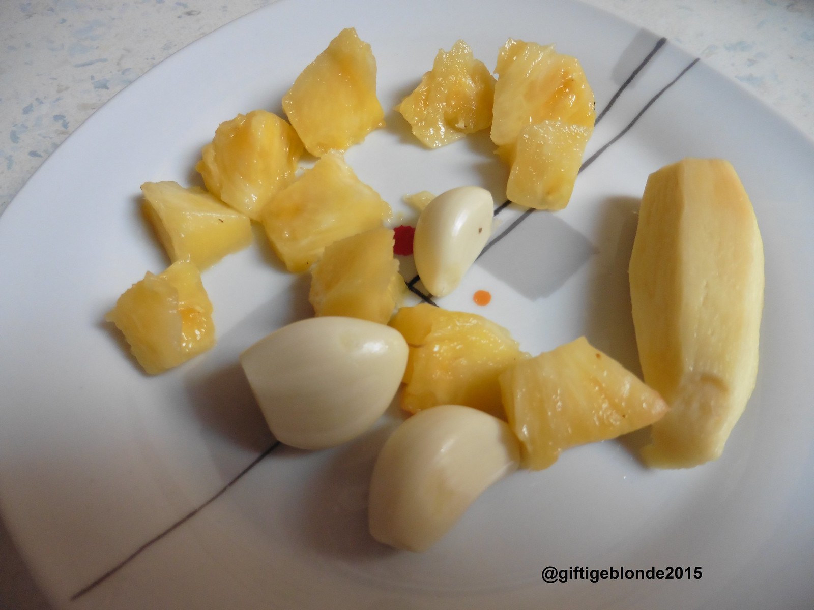 Ingwer, frische Ananas und Knoblauch für die Marinade