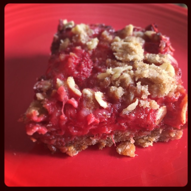 What I did with some of those strawberries: Smitten Kitchen's #vegan crumb bars. ? #whatveganseat