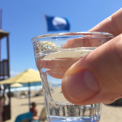Yammas! Ein Schluck griechischer Raki auf die Blaue Flagge 2015 für das @apollonia_beach_hotel für Sauberkeit, Umweltschutz, Nachhaltigkeit, sauberen Strand und klares Wasser!