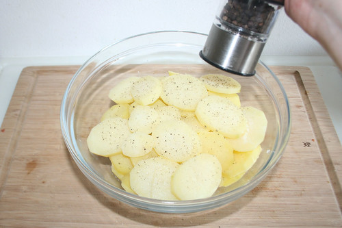 20 - Kartoffeln in Schüssel geben und  mit Pfeffer & Salz würzen / Put potato slices in bowl and taste with salt & pepper